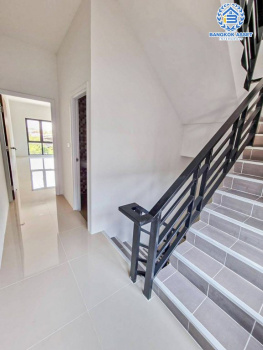 *****ทาวน์โฮม 3 ชั้นมือสอง โครงการ ธนานนท์แลนด์ ราชพฤกษ์ เนื้อที่ 16 ตร.ว. ฟังก์ชัน 2 ห้องนอน 3 ห้องน้ำ 1 ที่จอดรถ ภายในเหมือนใหม่ บนทำเลดีเหมาะกับการเปิดกิจการ เชื่อมต่อถนนราชพฤกษ์ ถนนติวานนท์ ถนนรัตนาธิเบศร์ ใกล้รถไฟฟ้าสายสีม่วง "สถานีบางรักน้อยท่าอิฐ" และจุดขึ้นทางด่วน "ศรีรัช"