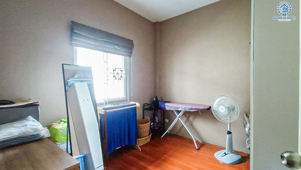 *****ทาวน์เฮ้าส์มือสอง โครงการ ไลโอนอฟ ดอนเมือง-แจ้งวัฒนะ เนื้อที่ 17.10 ตร.ว. ฟังก์ชัน 3 ห้องนอน 2 ห้องน้ำ เหมาะกับการประกอบธุรกิจ ตั้งบนทำเลดี เชื่อมต่อถนนสรงประภา ถนนศรีสมาน ใกล้ห้างสรรพสินค้าโรบินสัน ศรีสมาน และจุดขึ้นทางด่วน "อุตรภิมุข"