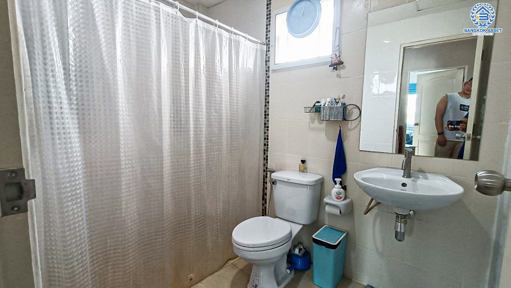 *****ทาวน์เฮ้าส์มือสอง โครงการ ไลโอนอฟ ดอนเมือง-แจ้งวัฒนะ เนื้อที่ 17.10 ตร.ว. ฟังก์ชัน 3 ห้องนอน 2 ห้องน้ำ เหมาะกับการประกอบธุรกิจ ตั้งบนทำเลดี เชื่อมต่อถนนสรงประภา ถนนศรีสมาน ใกล้ห้างสรรพสินค้าโรบินสัน ศรีสมาน และจุดขึ้นทางด่วน "อุตรภิมุข"