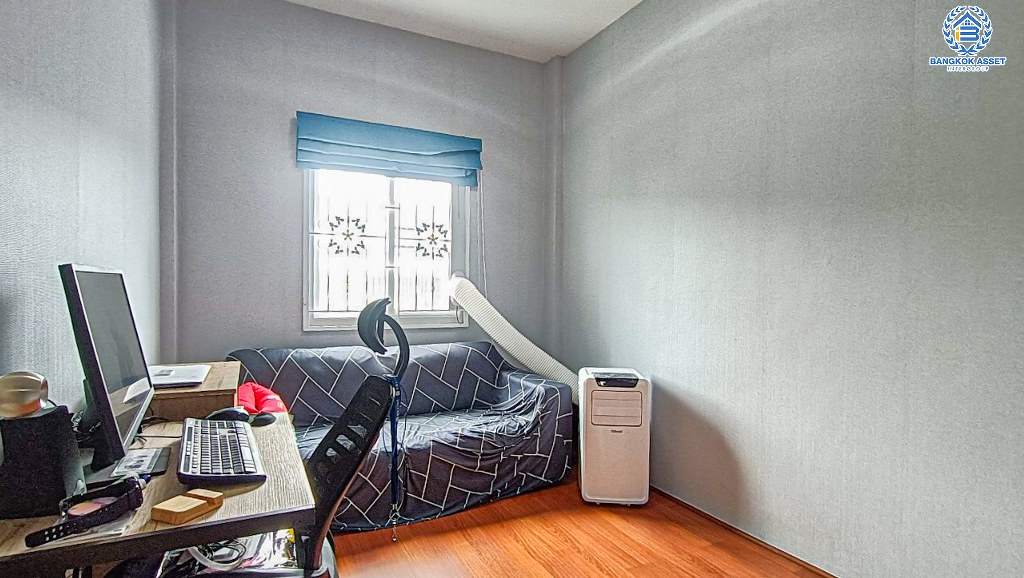 *****ทาวน์เฮ้าส์มือสอง โครงการ ไลโอนอฟ ดอนเมือง-แจ้งวัฒนะ เนื้อที่ 17.10 ตร.ว. ฟังก์ชัน 3 ห้องนอน 2 ห้องน้ำ เหมาะกับการประกอบธุรกิจ ตั้งบนทำเลดี เชื่อมต่อถนนสรงประภา ถนนศรีสมาน ใกล้ห้างสรรพสินค้าโรบินสัน ศรีสมาน และจุดขึ้นทางด่วน "อุตรภิมุข"