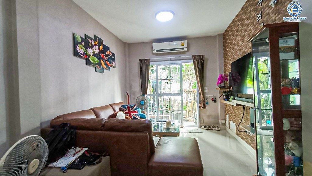 *****ทาวน์เฮ้าส์มือสอง โครงการ ไลโอนอฟ ดอนเมือง-แจ้งวัฒนะ เนื้อที่ 17.10 ตร.ว. ฟังก์ชัน 3 ห้องนอน 2 ห้องน้ำ เหมาะกับการประกอบธุรกิจ ตั้งบนทำเลดี เชื่อมต่อถนนสรงประภา ถนนศรีสมาน ใกล้ห้างสรรพสินค้าโรบินสัน ศรีสมาน และจุดขึ้นทางด่วน "อุตรภิมุข"