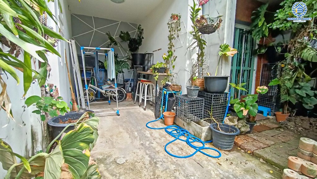 *****ทาวน์เฮ้าส์มือสอง โครงการ ไลโอนอฟ ดอนเมือง-แจ้งวัฒนะ เนื้อที่ 17.10 ตร.ว. ฟังก์ชัน 3 ห้องนอน 2 ห้องน้ำ เหมาะกับการประกอบธุรกิจ ตั้งบนทำเลดี เชื่อมต่อถนนสรงประภา ถนนศรีสมาน ใกล้ห้างสรรพสินค้าโรบินสัน ศรีสมาน และจุดขึ้นทางด่วน "อุตรภิมุข"