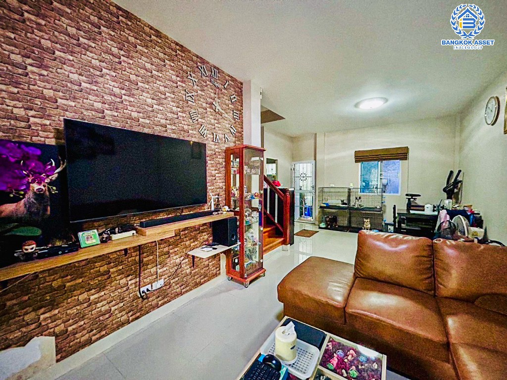 *****ทาวน์เฮ้าส์มือสอง โครงการ ไลโอนอฟ ดอนเมือง-แจ้งวัฒนะ เนื้อที่ 17.10 ตร.ว. ฟังก์ชัน 3 ห้องนอน 2 ห้องน้ำ เหมาะกับการประกอบธุรกิจ ตั้งบนทำเลดี เชื่อมต่อถนนสรงประภา ถนนศรีสมาน ใกล้ห้างสรรพสินค้าโรบินสัน ศรีสมาน และจุดขึ้นทางด่วน "อุตรภิมุข"