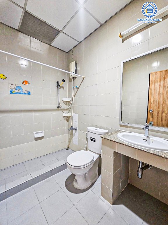 *****ทาวน์เฮ้าส์มือสอง โครงการ รัตนาวลัย ดอนเมือง เนื้อที่ 18.60 ตร.ว. ฟังก์ชัน 3 ห้องนอน 2 ห้องน้ำ 1 ที่จอดรถ บ้านสภาพดี พื้นเป็นหิน และปาร์เก้อย่างดี โครงการตั้งบนบนทำเลดี เชื่อมต่อถนนวิภาวดีรังสิต ถนนแจ้งวัฒนะ ใกล้ห้างสรรพสินค้าฟิวเจอร์พาร์ค รังสิต และรถไฟฟ้าสายสีแดงเข้ม "สถานีการเคหะ"