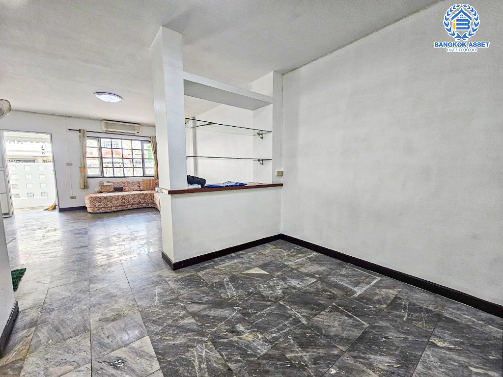 *****ทาวน์เฮ้าส์มือสอง โครงการ รัตนาวลัย ดอนเมือง เนื้อที่ 18.60 ตร.ว. ฟังก์ชัน 3 ห้องนอน 2 ห้องน้ำ 1 ที่จอดรถ บ้านสภาพดี พื้นเป็นหิน และปาร์เก้อย่างดี โครงการตั้งบนบนทำเลดี เชื่อมต่อถนนวิภาวดีรังสิต ถนนแจ้งวัฒนะ ใกล้ห้างสรรพสินค้าฟิวเจอร์พาร์ค รังสิต และรถไฟฟ้าสายสีแดงเข้ม "สถานีการเคหะ"