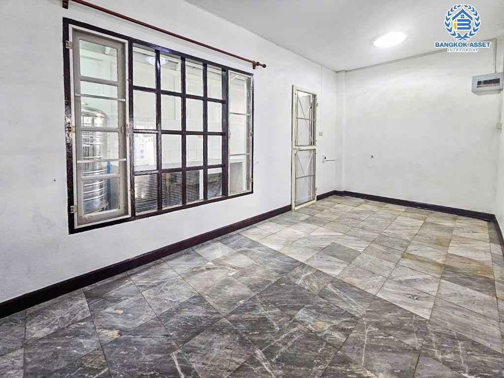 *****ทาวน์เฮ้าส์มือสอง โครงการ รัตนาวลัย ดอนเมือง เนื้อที่ 18.60 ตร.ว. ฟังก์ชัน 3 ห้องนอน 2 ห้องน้ำ 1 ที่จอดรถ บ้านสภาพดี พื้นเป็นหิน และปาร์เก้อย่างดี โครงการตั้งบนบนทำเลดี เชื่อมต่อถนนวิภาวดีรังสิต ถนนแจ้งวัฒนะ ใกล้ห้างสรรพสินค้าฟิวเจอร์พาร์ค รังสิต และรถไฟฟ้าสายสีแดงเข้ม "สถานีการเคหะ"