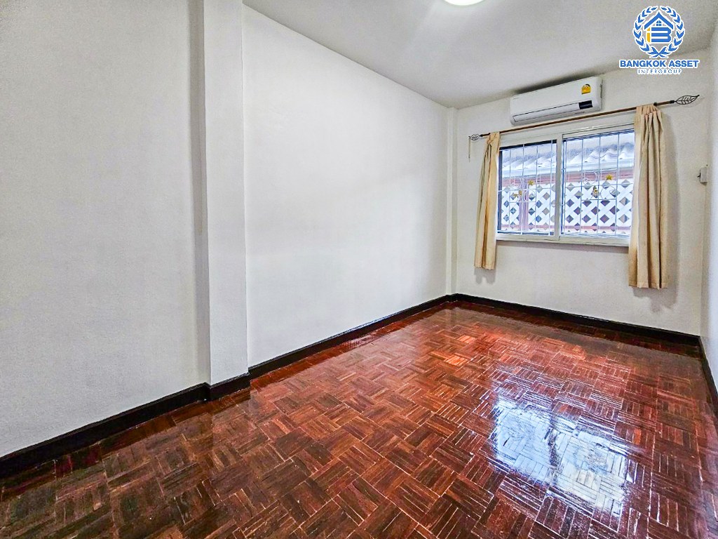 *****ทาวน์เฮ้าส์มือสอง โครงการ รัตนาวลัย ดอนเมือง เนื้อที่ 18.60 ตร.ว. ฟังก์ชัน 3 ห้องนอน 2 ห้องน้ำ 1 ที่จอดรถ บ้านสภาพดี พื้นเป็นหิน และปาร์เก้อย่างดี โครงการตั้งบนบนทำเลดี เชื่อมต่อถนนวิภาวดีรังสิต ถนนแจ้งวัฒนะ ใกล้ห้างสรรพสินค้าฟิวเจอร์พาร์ค รังสิต และรถไฟฟ้าสายสีแดงเข้ม "สถานีการเคหะ"