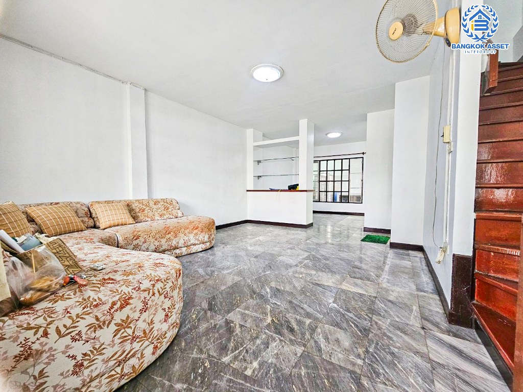 *****ทาวน์เฮ้าส์มือสอง โครงการ รัตนาวลัย ดอนเมือง เนื้อที่ 18.60 ตร.ว. ฟังก์ชัน 3 ห้องนอน 2 ห้องน้ำ 1 ที่จอดรถ บ้านสภาพดี พื้นเป็นหิน และปาร์เก้อย่างดี โครงการตั้งบนบนทำเลดี เชื่อมต่อถนนวิภาวดีรังสิต ถนนแจ้งวัฒนะ ใกล้ห้างสรรพสินค้าฟิวเจอร์พาร์ค รังสิต และรถไฟฟ้าสายสีแดงเข้ม "สถานีการเคหะ"