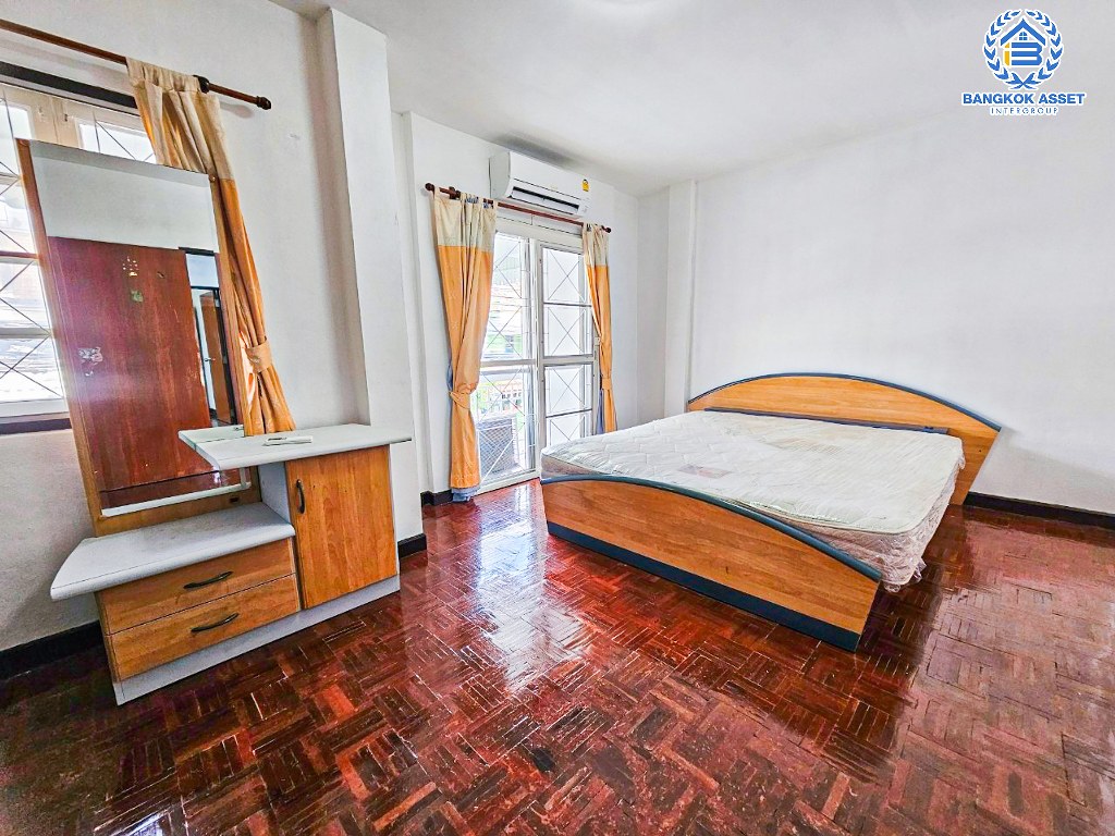 *****ทาวน์เฮ้าส์มือสอง โครงการ รัตนาวลัย ดอนเมือง เนื้อที่ 18.60 ตร.ว. ฟังก์ชัน 3 ห้องนอน 2 ห้องน้ำ 1 ที่จอดรถ บ้านสภาพดี พื้นเป็นหิน และปาร์เก้อย่างดี โครงการตั้งบนบนทำเลดี เชื่อมต่อถนนวิภาวดีรังสิต ถนนแจ้งวัฒนะ ใกล้ห้างสรรพสินค้าฟิวเจอร์พาร์ค รังสิต และรถไฟฟ้าสายสีแดงเข้ม "สถานีการเคหะ"