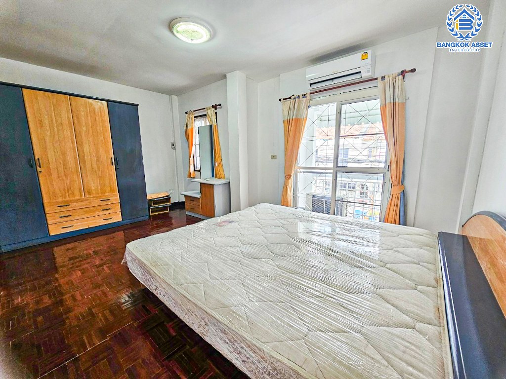 *****ทาวน์เฮ้าส์มือสอง โครงการ รัตนาวลัย ดอนเมือง เนื้อที่ 18.60 ตร.ว. ฟังก์ชัน 3 ห้องนอน 2 ห้องน้ำ 1 ที่จอดรถ บ้านสภาพดี พื้นเป็นหิน และปาร์เก้อย่างดี โครงการตั้งบนบนทำเลดี เชื่อมต่อถนนวิภาวดีรังสิต ถนนแจ้งวัฒนะ ใกล้ห้างสรรพสินค้าฟิวเจอร์พาร์ค รังสิต และรถไฟฟ้าสายสีแดงเข้ม "สถานีการเคหะ"