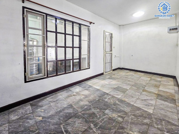 *****ทาวน์เฮ้าส์มือสอง โครงการ รัตนาวลัย ดอนเมือง เนื้อที่ 18.60 ตร.ว. ฟังก์ชัน 3 ห้องนอน 2 ห้องน้ำ 1 ที่จอดรถ บ้านสภาพดี พื้นเป็นหิน และปาร์เก้อย่างดี โครงการตั้งบนบนทำเลดี เชื่อมต่อถนนวิภาวดีรังสิต ถนนแจ้งวัฒนะ ใกล้ห้างสรรพสินค้าฟิวเจอร์พาร์ค รังสิต และรถไฟฟ้าสายสีแดงเข้ม "สถานีการเคหะ"