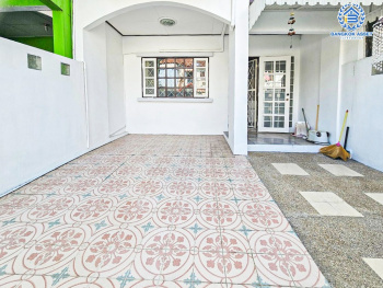 *****ทาวน์เฮ้าส์มือสอง โครงการ รัตนาวลัย ดอนเมือง เนื้อที่ 18.60 ตร.ว. ฟังก์ชัน 3 ห้องนอน 2 ห้องน้ำ 1 ที่จอดรถ บ้านสภาพดี พื้นเป็นหิน และปาร์เก้อย่างดี โครงการตั้งบนบนทำเลดี เชื่อมต่อถนนวิภาวดีรังสิต ถนนแจ้งวัฒนะ ใกล้ห้างสรรพสินค้าฟิวเจอร์พาร์ค รังสิต และรถไฟฟ้าสายสีแดงเข้ม "สถานีการเคหะ"