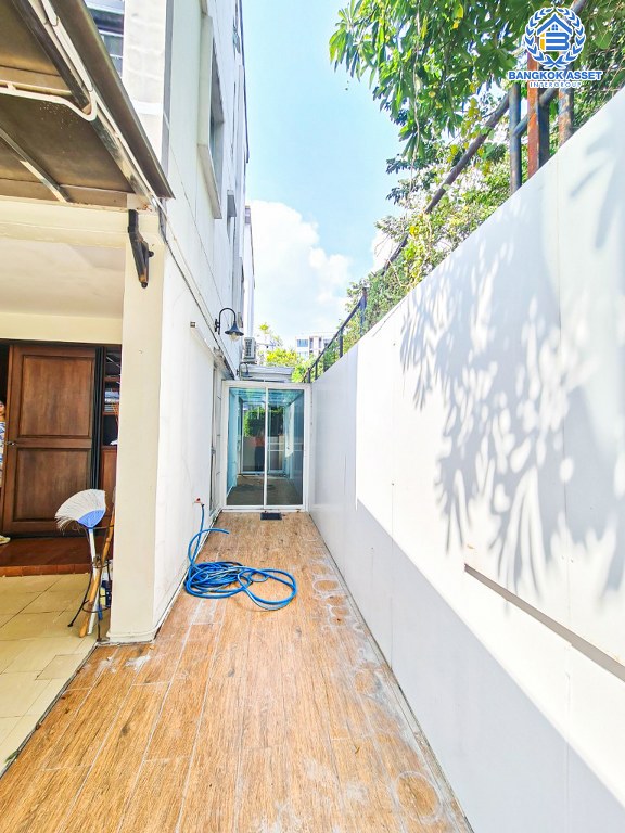 *****ทาวน์โฮม 3 ชั้นมือสอง โครงการ ลุมพินีทาวน์วิลล์ ศรีนครินทร์-แบริ่ง หลังมุม เนื้อที่ 24.70 ตร.ว. ฟังก์ชัน 4 ห้องนอน 3 ห้องน้ำ 2 ที่จอดรถ ภายในสภาพดีเยี่ยม ปูพื้นห้องด้วยไม้สักทอง บนทำเลดี เชื่อมต่อถนนบางนา-ตราด ถนนศรีนครินทร์ ใกล้รถไฟฟ้าสายสีเหลือง "สถานีศรีแบริ่ง" และจุดขึ้นทางพิเศษสายบางพลี-สุขสวัสดิ์