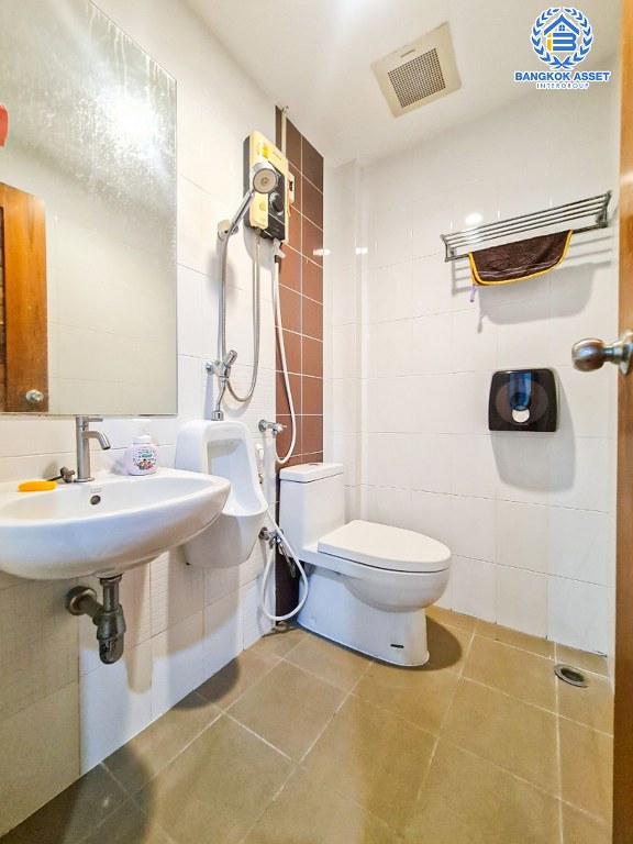 *****ทาวน์โฮม 3 ชั้นมือสอง โครงการ ลุมพินีทาวน์วิลล์ ศรีนครินทร์-แบริ่ง หลังมุม เนื้อที่ 24.70 ตร.ว. ฟังก์ชัน 4 ห้องนอน 3 ห้องน้ำ 2 ที่จอดรถ ภายในสภาพดีเยี่ยม ปูพื้นห้องด้วยไม้สักทอง บนทำเลดี เชื่อมต่อถนนบางนา-ตราด ถนนศรีนครินทร์ ใกล้รถไฟฟ้าสายสีเหลือง "สถานีศรีแบริ่ง" และจุดขึ้นทางพิเศษสายบางพลี-สุขสวัสดิ์