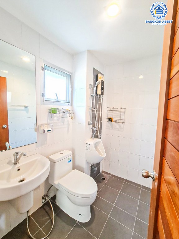 *****ทาวน์โฮม 3 ชั้นมือสอง โครงการ ลุมพินีทาวน์วิลล์ ศรีนครินทร์-แบริ่ง หลังมุม เนื้อที่ 24.70 ตร.ว. ฟังก์ชัน 4 ห้องนอน 3 ห้องน้ำ 2 ที่จอดรถ ภายในสภาพดีเยี่ยม ปูพื้นห้องด้วยไม้สักทอง บนทำเลดี เชื่อมต่อถนนบางนา-ตราด ถนนศรีนครินทร์ ใกล้รถไฟฟ้าสายสีเหลือง "สถานีศรีแบริ่ง" และจุดขึ้นทางพิเศษสายบางพลี-สุขสวัสดิ์