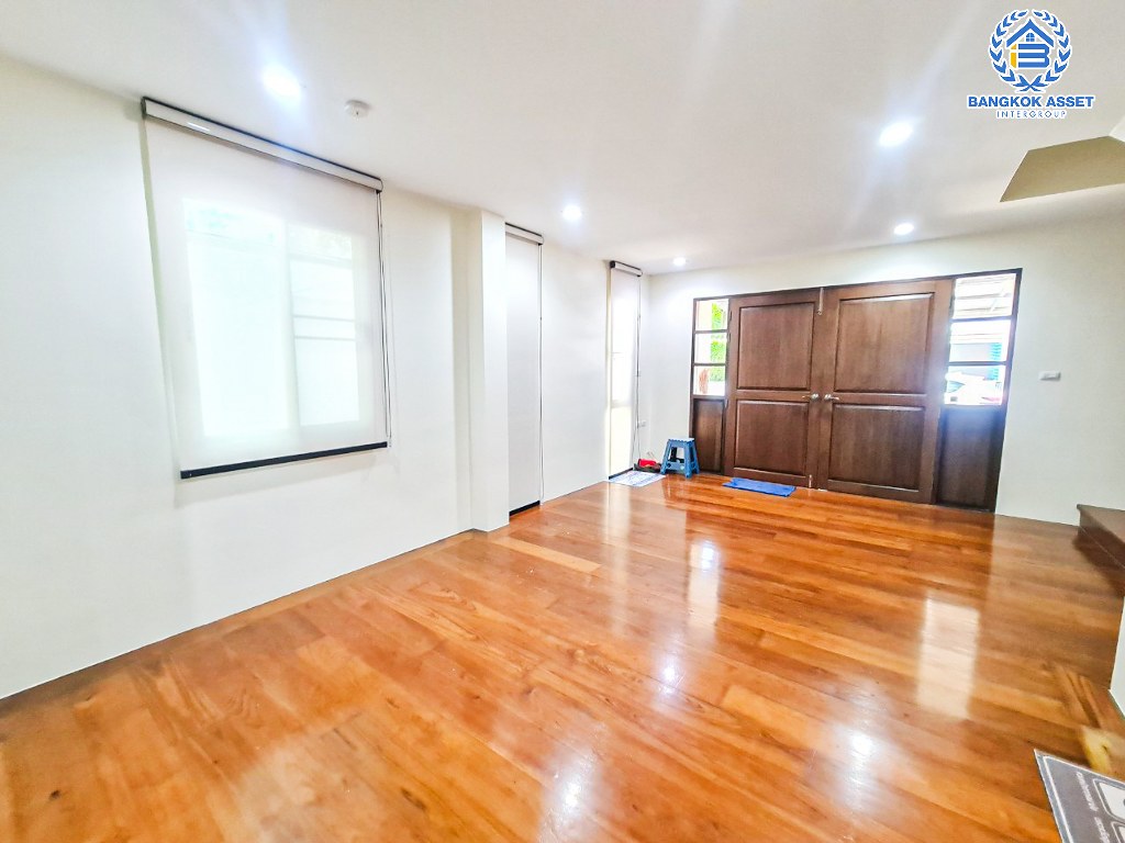 *****ทาวน์โฮม 3 ชั้นมือสอง โครงการ ลุมพินีทาวน์วิลล์ ศรีนครินทร์-แบริ่ง หลังมุม เนื้อที่ 24.70 ตร.ว. ฟังก์ชัน 4 ห้องนอน 3 ห้องน้ำ 2 ที่จอดรถ ภายในสภาพดีเยี่ยม ปูพื้นห้องด้วยไม้สักทอง บนทำเลดี เชื่อมต่อถนนบางนา-ตราด ถนนศรีนครินทร์ ใกล้รถไฟฟ้าสายสีเหลือง "สถานีศรีแบริ่ง" และจุดขึ้นทางพิเศษสายบางพลี-สุขสวัสดิ์