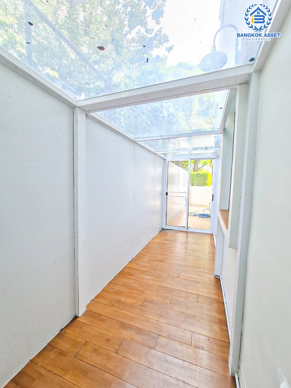 *****ทาวน์โฮม 3 ชั้นมือสอง โครงการ ลุมพินีทาวน์วิลล์ ศรีนครินทร์-แบริ่ง หลังมุม เนื้อที่ 24.70 ตร.ว. ฟังก์ชัน 4 ห้องนอน 3 ห้องน้ำ 2 ที่จอดรถ ภายในสภาพดีเยี่ยม ปูพื้นห้องด้วยไม้สักทอง บนทำเลดี เชื่อมต่อถนนบางนา-ตราด ถนนศรีนครินทร์ ใกล้รถไฟฟ้าสายสีเหลือง "สถานีศรีแบริ่ง" และจุดขึ้นทางพิเศษสายบางพลี-สุขสวัสดิ์