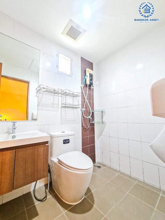 *****ทาวน์โฮม 3 ชั้นมือสอง โครงการ ลุมพินีทาวน์วิลล์ ศรีนครินทร์-แบริ่ง หลังมุม เนื้อที่ 24.70 ตร.ว. ฟังก์ชัน 4 ห้องนอน 3 ห้องน้ำ 2 ที่จอดรถ ภายในสภาพดีเยี่ยม ปูพื้นห้องด้วยไม้สักทอง บนทำเลดี เชื่อมต่อถนนบางนา-ตราด ถนนศรีนครินทร์ ใกล้รถไฟฟ้าสายสีเหลือง "สถานีศรีแบริ่ง" และจุดขึ้นทางพิเศษสายบางพลี-สุขสวัสดิ์