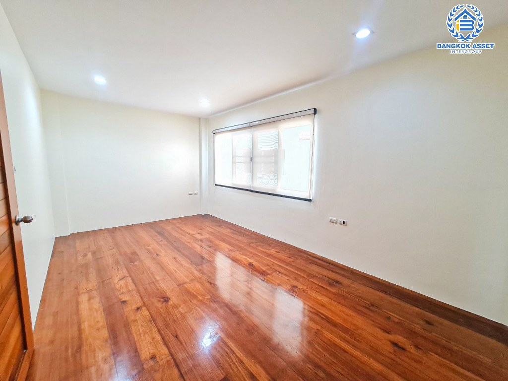 *****ทาวน์โฮม 3 ชั้นมือสอง โครงการ ลุมพินีทาวน์วิลล์ ศรีนครินทร์-แบริ่ง หลังมุม เนื้อที่ 24.70 ตร.ว. ฟังก์ชัน 4 ห้องนอน 3 ห้องน้ำ 2 ที่จอดรถ ภายในสภาพดีเยี่ยม ปูพื้นห้องด้วยไม้สักทอง บนทำเลดี เชื่อมต่อถนนบางนา-ตราด ถนนศรีนครินทร์ ใกล้รถไฟฟ้าสายสีเหลือง "สถานีศรีแบริ่ง" และจุดขึ้นทางพิเศษสายบางพลี-สุขสวัสดิ์