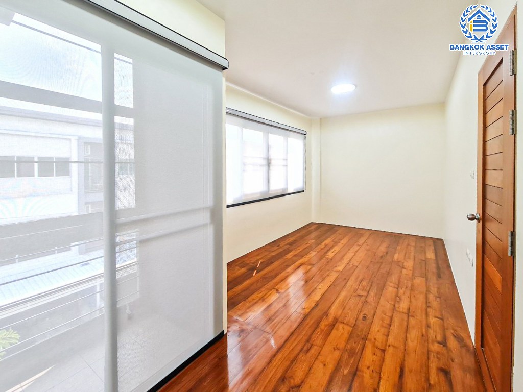 *****ทาวน์โฮม 3 ชั้นมือสอง โครงการ ลุมพินีทาวน์วิลล์ ศรีนครินทร์-แบริ่ง หลังมุม เนื้อที่ 24.70 ตร.ว. ฟังก์ชัน 4 ห้องนอน 3 ห้องน้ำ 2 ที่จอดรถ ภายในสภาพดีเยี่ยม ปูพื้นห้องด้วยไม้สักทอง บนทำเลดี เชื่อมต่อถนนบางนา-ตราด ถนนศรีนครินทร์ ใกล้รถไฟฟ้าสายสีเหลือง "สถานีศรีแบริ่ง" และจุดขึ้นทางพิเศษสายบางพลี-สุขสวัสดิ์