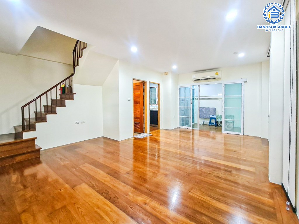 *****ทาวน์โฮม 3 ชั้นมือสอง โครงการ ลุมพินีทาวน์วิลล์ ศรีนครินทร์-แบริ่ง หลังมุม เนื้อที่ 24.70 ตร.ว. ฟังก์ชัน 4 ห้องนอน 3 ห้องน้ำ 2 ที่จอดรถ ภายในสภาพดีเยี่ยม ปูพื้นห้องด้วยไม้สักทอง บนทำเลดี เชื่อมต่อถนนบางนา-ตราด ถนนศรีนครินทร์ ใกล้รถไฟฟ้าสายสีเหลือง "สถานีศรีแบริ่ง" และจุดขึ้นทางพิเศษสายบางพลี-สุขสวัสดิ์