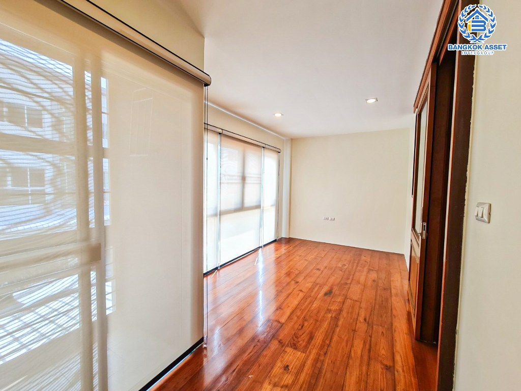 *****ทาวน์โฮม 3 ชั้นมือสอง โครงการ ลุมพินีทาวน์วิลล์ ศรีนครินทร์-แบริ่ง หลังมุม เนื้อที่ 24.70 ตร.ว. ฟังก์ชัน 4 ห้องนอน 3 ห้องน้ำ 2 ที่จอดรถ ภายในสภาพดีเยี่ยม ปูพื้นห้องด้วยไม้สักทอง บนทำเลดี เชื่อมต่อถนนบางนา-ตราด ถนนศรีนครินทร์ ใกล้รถไฟฟ้าสายสีเหลือง "สถานีศรีแบริ่ง" และจุดขึ้นทางพิเศษสายบางพลี-สุขสวัสดิ์