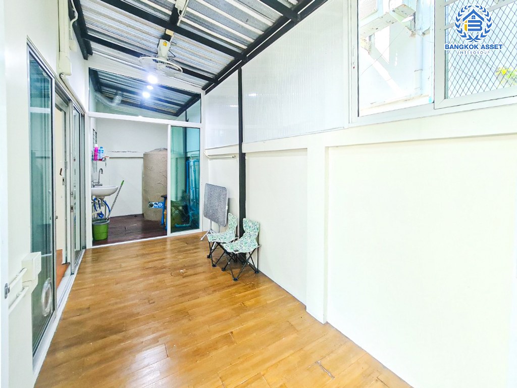 *****ทาวน์โฮม 3 ชั้นมือสอง โครงการ ลุมพินีทาวน์วิลล์ ศรีนครินทร์-แบริ่ง หลังมุม เนื้อที่ 24.70 ตร.ว. ฟังก์ชัน 4 ห้องนอน 3 ห้องน้ำ 2 ที่จอดรถ ภายในสภาพดีเยี่ยม ปูพื้นห้องด้วยไม้สักทอง บนทำเลดี เชื่อมต่อถนนบางนา-ตราด ถนนศรีนครินทร์ ใกล้รถไฟฟ้าสายสีเหลือง "สถานีศรีแบริ่ง" และจุดขึ้นทางพิเศษสายบางพลี-สุขสวัสดิ์