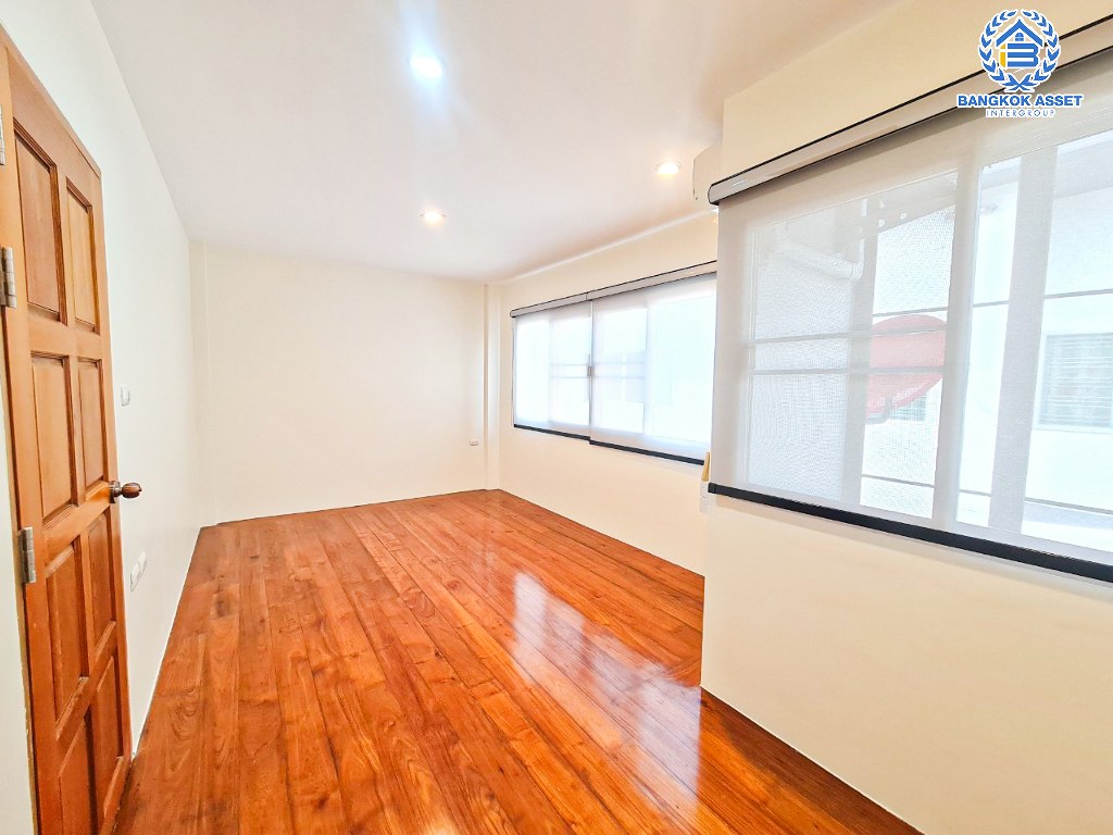 *****ทาวน์โฮม 3 ชั้นมือสอง โครงการ ลุมพินีทาวน์วิลล์ ศรีนครินทร์-แบริ่ง หลังมุม เนื้อที่ 24.70 ตร.ว. ฟังก์ชัน 4 ห้องนอน 3 ห้องน้ำ 2 ที่จอดรถ ภายในสภาพดีเยี่ยม ปูพื้นห้องด้วยไม้สักทอง บนทำเลดี เชื่อมต่อถนนบางนา-ตราด ถนนศรีนครินทร์ ใกล้รถไฟฟ้าสายสีเหลือง "สถานีศรีแบริ่ง" และจุดขึ้นทางพิเศษสายบางพลี-สุขสวัสดิ์