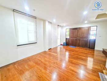 *****ทาวน์โฮม 3 ชั้นมือสอง โครงการ ลุมพินีทาวน์วิลล์ ศรีนครินทร์-แบริ่ง หลังมุม เนื้อที่ 24.70 ตร.ว. ฟังก์ชัน 4 ห้องนอน 3 ห้องน้ำ 2 ที่จอดรถ ภายในสภาพดีเยี่ยม ปูพื้นห้องด้วยไม้สักทอง บนทำเลดี เชื่อมต่อถนนบางนา-ตราด ถนนศรีนครินทร์ ใกล้รถไฟฟ้าสายสีเหลือง "สถานีศรีแบริ่ง" และจุดขึ้นทางพิเศษสายบางพลี-สุขสวัสดิ์