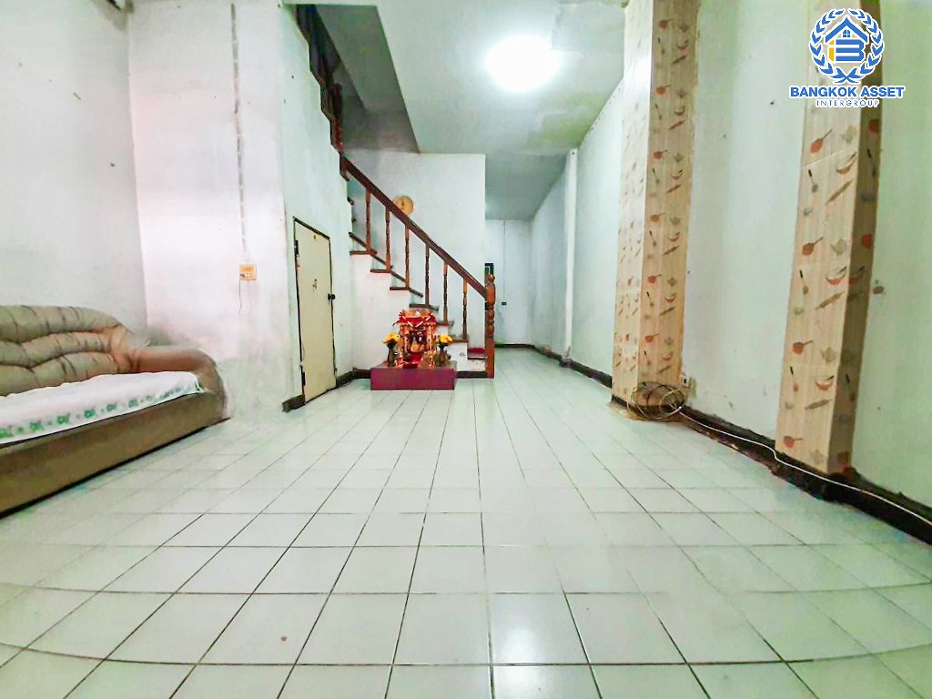 *****ทาวน์โฮม 3 ชั้นมือสอง โครงการ รื่มรื่น โชคชัย4 เนื้อที่ 18 ตร.ว. ฟังก์ชัน 4 ห้องนอน 3 ห้องน้ำ 1 ที่จอดรถ บ้านสภาพดี ตั้งบนทำเลเดินทางสะดวก สามารถเข้า-ออกได้หลายเส้นทาง เช่น ถนนประเสิรฐมนูกิจ ถนนโชคชัย4 และถนนลาดพร้าว ใกล้รถไฟฟ้าสายสีน้ำเงิน "สถานีลาดพร้าว"