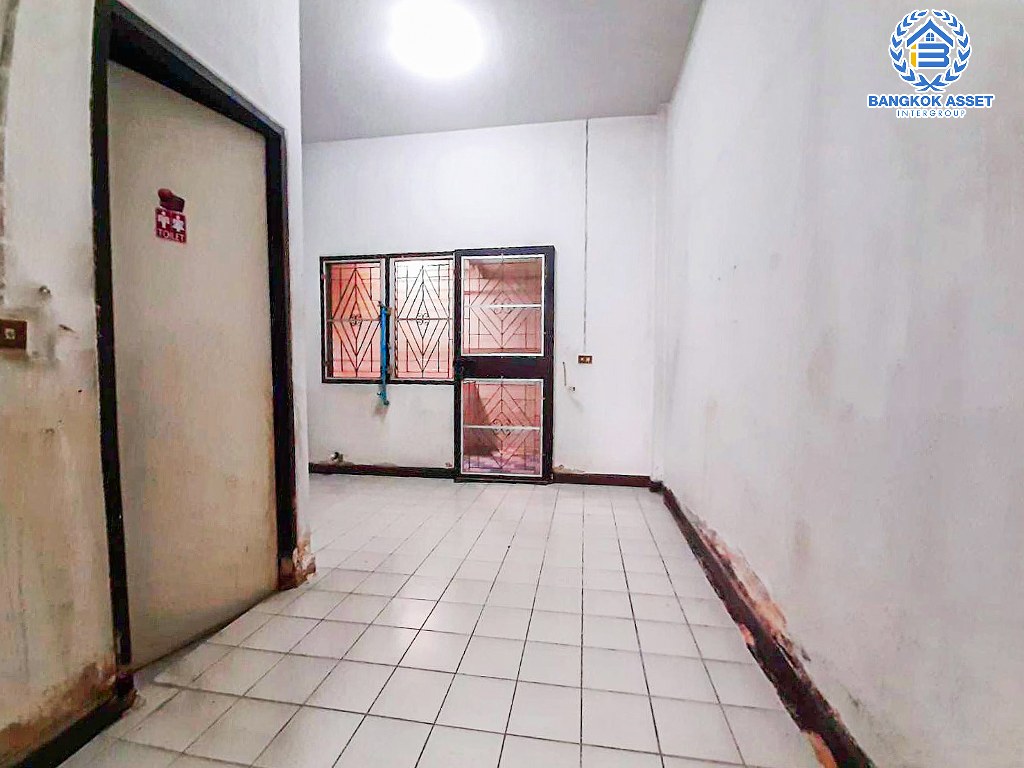 *****ทาวน์โฮม 3 ชั้นมือสอง โครงการ รื่มรื่น โชคชัย4 เนื้อที่ 18 ตร.ว. ฟังก์ชัน 4 ห้องนอน 3 ห้องน้ำ 1 ที่จอดรถ บ้านสภาพดี ตั้งบนทำเลเดินทางสะดวก สามารถเข้า-ออกได้หลายเส้นทาง เช่น ถนนประเสิรฐมนูกิจ ถนนโชคชัย4 และถนนลาดพร้าว ใกล้รถไฟฟ้าสายสีน้ำเงิน "สถานีลาดพร้าว"