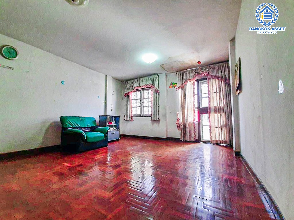 *****ทาวน์โฮม 3 ชั้นมือสอง โครงการ รื่มรื่น โชคชัย4 เนื้อที่ 18 ตร.ว. ฟังก์ชัน 4 ห้องนอน 3 ห้องน้ำ 1 ที่จอดรถ บ้านสภาพดี ตั้งบนทำเลเดินทางสะดวก สามารถเข้า-ออกได้หลายเส้นทาง เช่น ถนนประเสิรฐมนูกิจ ถนนโชคชัย4 และถนนลาดพร้าว ใกล้รถไฟฟ้าสายสีน้ำเงิน "สถานีลาดพร้าว"