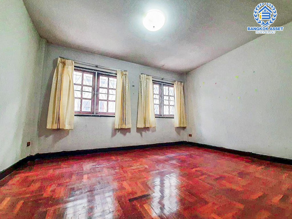 *****ทาวน์โฮม 3 ชั้นมือสอง โครงการ รื่มรื่น โชคชัย4 เนื้อที่ 18 ตร.ว. ฟังก์ชัน 4 ห้องนอน 3 ห้องน้ำ 1 ที่จอดรถ บ้านสภาพดี ตั้งบนทำเลเดินทางสะดวก สามารถเข้า-ออกได้หลายเส้นทาง เช่น ถนนประเสิรฐมนูกิจ ถนนโชคชัย4 และถนนลาดพร้าว ใกล้รถไฟฟ้าสายสีน้ำเงิน "สถานีลาดพร้าว"