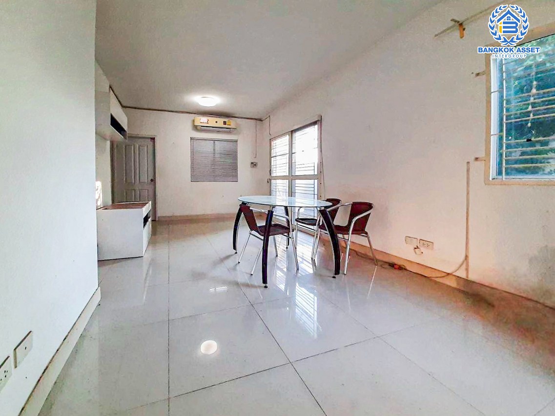 *****ทาวน์เฮ้าส์มือสองนนทบุรี โครงการ พฤกษาวิลล์ 40 ดอนเมือง-โลคัลโรด หลังมุม! เนื้อที่กว้างเกือบ 26 ตร.ว. ฟังก์ชัน 3 ห้องนอน 2 ห้องน้ำ 1 ที่จอดรถ หน้าบ้านกว้าง บนทำเลเดินทางสะดวก ใกล้จุดขึ้นทางด่วน "ดอนเมือง-โทลย์เวย์" และรถไฟฟ้าสายสีแดง "สถานีหลักหก" ไม่ถึง 5 นาที !!