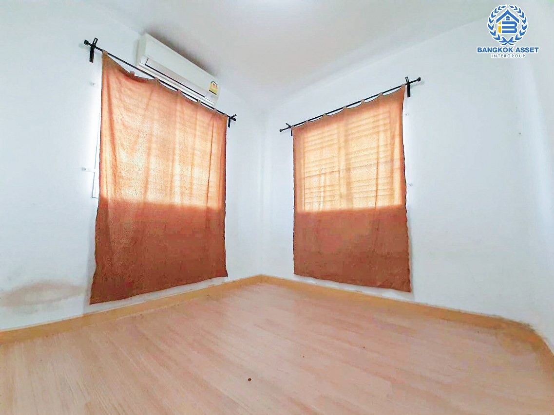 *****ทาวน์เฮ้าส์มือสองนนทบุรี โครงการ พฤกษาวิลล์ 40 ดอนเมือง-โลคัลโรด หลังมุม! เนื้อที่กว้างเกือบ 26 ตร.ว. ฟังก์ชัน 3 ห้องนอน 2 ห้องน้ำ 1 ที่จอดรถ หน้าบ้านกว้าง บนทำเลเดินทางสะดวก ใกล้จุดขึ้นทางด่วน "ดอนเมือง-โทลย์เวย์" และรถไฟฟ้าสายสีแดง "สถานีหลักหก" ไม่ถึง 5 นาที !!