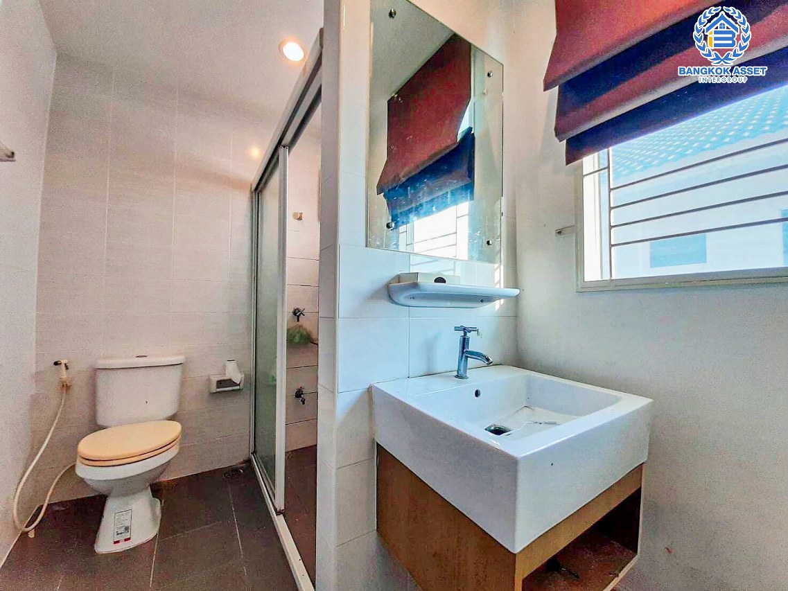 *****ทาวน์เฮ้าส์มือสองนนทบุรี โครงการ พฤกษาวิลล์ 40 ดอนเมือง-โลคัลโรด หลังมุม! เนื้อที่กว้างเกือบ 26 ตร.ว. ฟังก์ชัน 3 ห้องนอน 2 ห้องน้ำ 1 ที่จอดรถ หน้าบ้านกว้าง บนทำเลเดินทางสะดวก ใกล้จุดขึ้นทางด่วน "ดอนเมือง-โทลย์เวย์" และรถไฟฟ้าสายสีแดง "สถานีหลักหก" ไม่ถึง 5 นาที !!