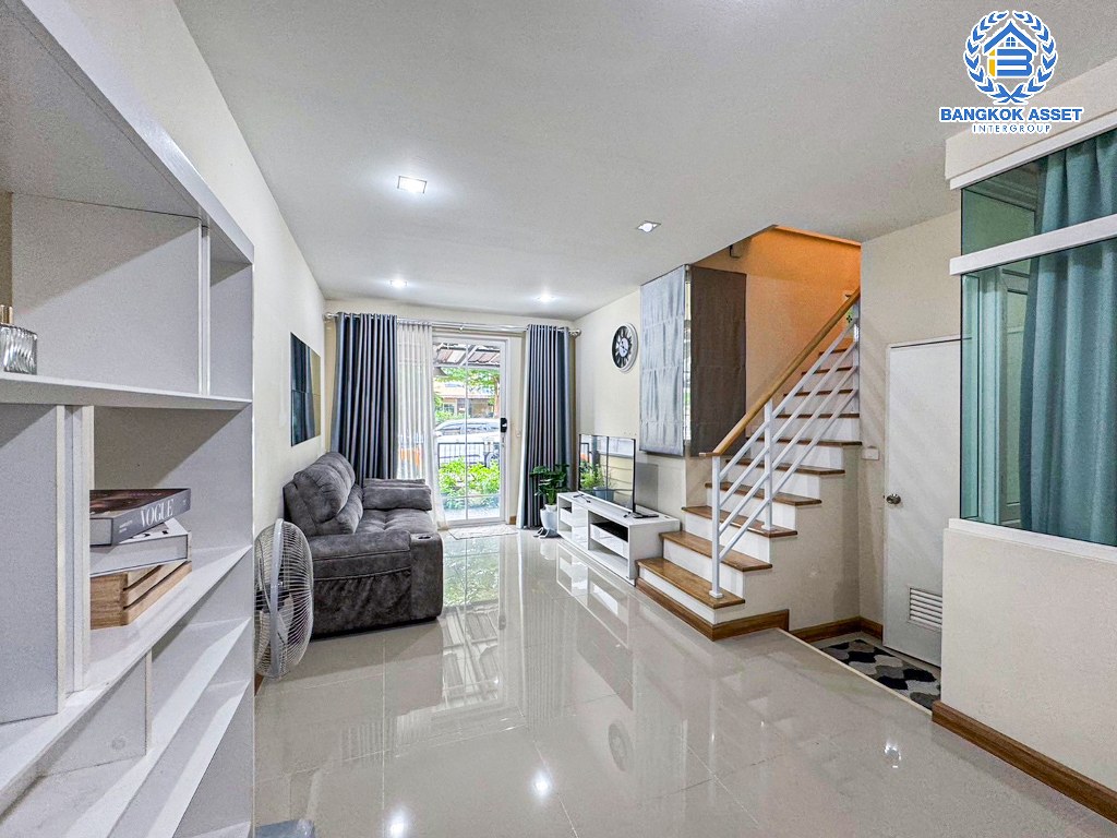 *****ทาวน์เฮ้าส์มือสอง โครงการ โกลเด้นทาวน์ รัตนาธิเบศร์-ไทรม้า หลังมุม เนื้อที่ 19 ตร.ว. ฟังก์ชัน 4 ห้องนอน 2 ห้องน้ำ 1 ที่จอดรถ ดีไซน์เป็นเอกลักษณ์ ภายในบ้านสภาพดี ของแถมเยอะ พร้อมเข้าอยู่ได้ทันที บรรยากาศเงียบสงบ บนทำเลเดินทางสะดวก ใกล้โครงการรถไฟฟ้าสายสีม่วง "สถานีไทรม้า"