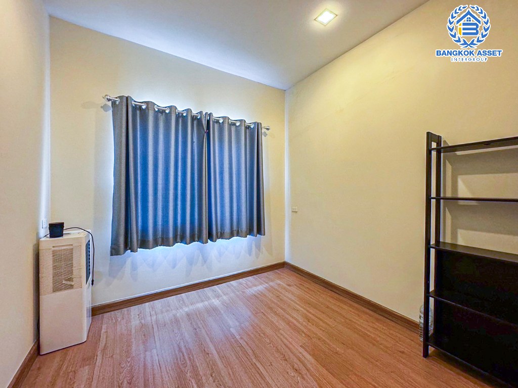 *****ทาวน์เฮ้าส์มือสอง โครงการ โกลเด้นทาวน์ รัตนาธิเบศร์-ไทรม้า หลังมุม เนื้อที่ 19 ตร.ว. ฟังก์ชัน 4 ห้องนอน 2 ห้องน้ำ 1 ที่จอดรถ ดีไซน์เป็นเอกลักษณ์ ภายในบ้านสภาพดี ของแถมเยอะ พร้อมเข้าอยู่ได้ทันที บรรยากาศเงียบสงบ บนทำเลเดินทางสะดวก ใกล้โครงการรถไฟฟ้าสายสีม่วง "สถานีไทรม้า"