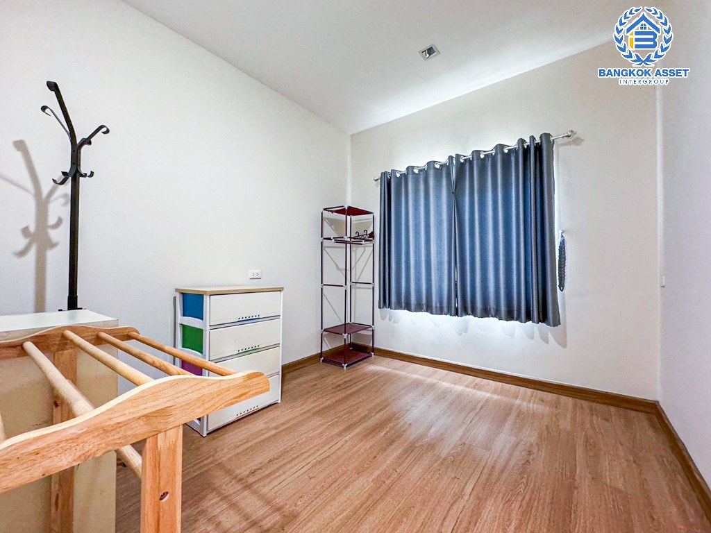 *****ทาวน์เฮ้าส์มือสอง โครงการ โกลเด้นทาวน์ รัตนาธิเบศร์-ไทรม้า หลังมุม เนื้อที่ 19 ตร.ว. ฟังก์ชัน 4 ห้องนอน 2 ห้องน้ำ 1 ที่จอดรถ ดีไซน์เป็นเอกลักษณ์ ภายในบ้านสภาพดี ของแถมเยอะ พร้อมเข้าอยู่ได้ทันที บรรยากาศเงียบสงบ บนทำเลเดินทางสะดวก ใกล้โครงการรถไฟฟ้าสายสีม่วง "สถานีไทรม้า"