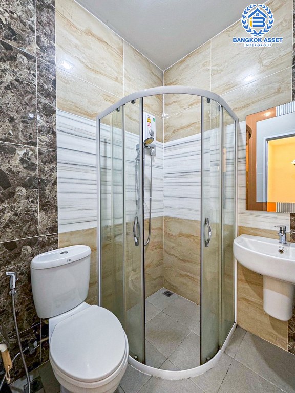 *****ทาวน์เฮ้าส์มือสอง โครงการ โกลเด้นทาวน์ รัตนาธิเบศร์-ไทรม้า หลังมุม เนื้อที่ 19 ตร.ว. ฟังก์ชัน 4 ห้องนอน 2 ห้องน้ำ 1 ที่จอดรถ ดีไซน์เป็นเอกลักษณ์ ภายในบ้านสภาพดี ของแถมเยอะ พร้อมเข้าอยู่ได้ทันที บรรยากาศเงียบสงบ บนทำเลเดินทางสะดวก ใกล้โครงการรถไฟฟ้าสายสีม่วง "สถานีไทรม้า"