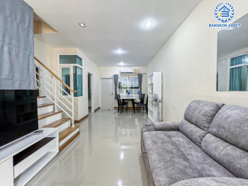 *****ทาวน์เฮ้าส์มือสอง โครงการ โกลเด้นทาวน์ รัตนาธิเบศร์-ไทรม้า หลังมุม เนื้อที่ 19 ตร.ว. ฟังก์ชัน 4 ห้องนอน 2 ห้องน้ำ 1 ที่จอดรถ ดีไซน์เป็นเอกลักษณ์ ภายในบ้านสภาพดี ของแถมเยอะ พร้อมเข้าอยู่ได้ทันที บรรยากาศเงียบสงบ บนทำเลเดินทางสะดวก ใกล้โครงการรถไฟฟ้าสายสีม่วง "สถานีไทรม้า"