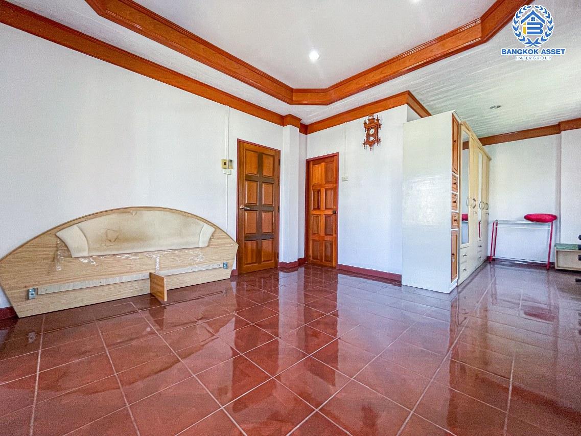 *****บ้านเดี่ยวมือสองนนทบุรี โครงการ ลภาวัน10 บางกรวย-ไทรน้อย เนื้อที่กว้าง 50.5 ตร.ว. ฟังก์ชัน 4 ห้องนอน 2 ห้องน้ำ 2 ที่จอดรถ บ้านหลังใหญ่ สภาพใหม่ แถมฟรี! 5 เครื่องปรับอากาศ บนทำเลเยี่ยม เชื่อมต่อถนนกาญจนาภิเษก, ถนนรัตนาธิเบศร์ ใกล้รถไฟฟ้าสายสีม่วง "สถานีบางพลู" เพียง 15 นาทีเท่านั้น