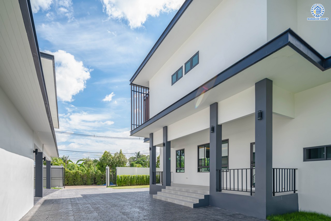 บ้านเดี่ยวหลังใหญ่ติดทะเลสาบ โครงการ กฤษดานคร20 ปิ่นเกล้า-บรมราชชนนี บนเนื้อที่กว้างถึง 337 ตร.ว. ตกแต่งด้วยวัสดุเกรดพรีเมี่ยม พร้อมสวน พื้นที่ใช้สอย 1,428.25 ตร.ม. ฟังก์ชัน 4 ห้องนอน 5 ห้องน้ำ 1 ห้องอเนกประสงค์ 2 ห้องแม่บ้าน 4 ที่จอดรถ และเปลี่ยนระบบไฟฟ้า ประปา สุขาภิบาล บนทำเลติดถนนบรมราชชนนี เชื่อมต่อทุกการเดินทาง ใกล้ ม.มหิดล และเพียง 10 นาทีถึงเซ็นทรัล ปิ่นเกล้า