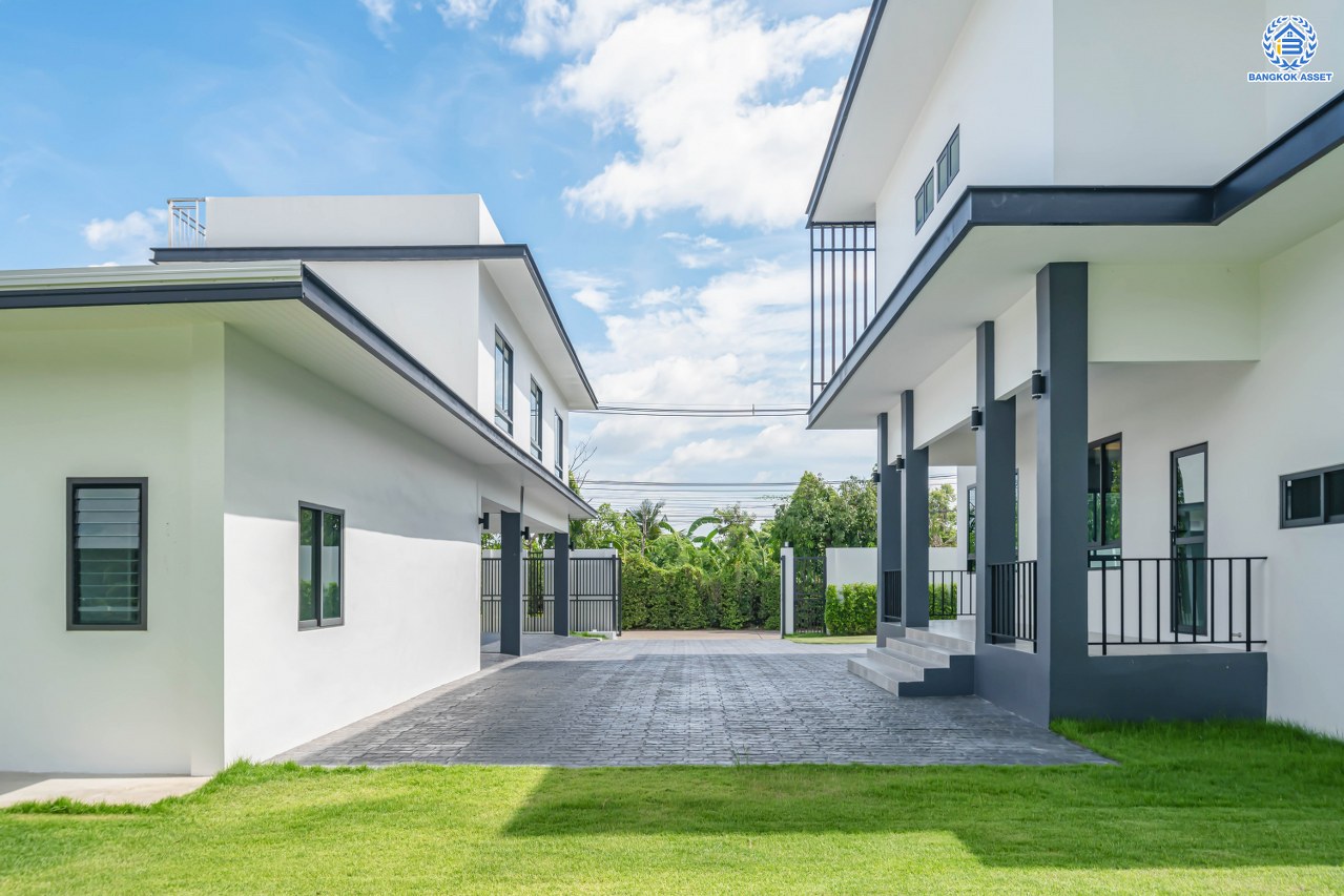 บ้านเดี่ยวหลังใหญ่ติดทะเลสาบ โครงการ กฤษดานคร20 ปิ่นเกล้า-บรมราชชนนี บนเนื้อที่กว้างถึง 337 ตร.ว. ตกแต่งด้วยวัสดุเกรดพรีเมี่ยม พร้อมสวน พื้นที่ใช้สอย 1,428.25 ตร.ม. ฟังก์ชัน 4 ห้องนอน 5 ห้องน้ำ 1 ห้องอเนกประสงค์ 2 ห้องแม่บ้าน 4 ที่จอดรถ และเปลี่ยนระบบไฟฟ้า ประปา สุขาภิบาล บนทำเลติดถนนบรมราชชนนี เชื่อมต่อทุกการเดินทาง ใกล้ ม.มหิดล และเพียง 10 นาทีถึงเซ็นทรัล ปิ่นเกล้า