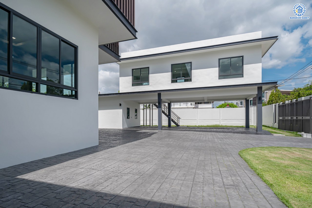 บ้านเดี่ยวหลังใหญ่ติดทะเลสาบ โครงการ กฤษดานคร20 ปิ่นเกล้า-บรมราชชนนี บนเนื้อที่กว้างถึง 337 ตร.ว. ตกแต่งด้วยวัสดุเกรดพรีเมี่ยม พร้อมสวน พื้นที่ใช้สอย 1,428.25 ตร.ม. ฟังก์ชัน 4 ห้องนอน 5 ห้องน้ำ 1 ห้องอเนกประสงค์ 2 ห้องแม่บ้าน 4 ที่จอดรถ และเปลี่ยนระบบไฟฟ้า ประปา สุขาภิบาล บนทำเลติดถนนบรมราชชนนี เชื่อมต่อทุกการเดินทาง ใกล้ ม.มหิดล และเพียง 10 นาทีถึงเซ็นทรัล ปิ่นเกล้า