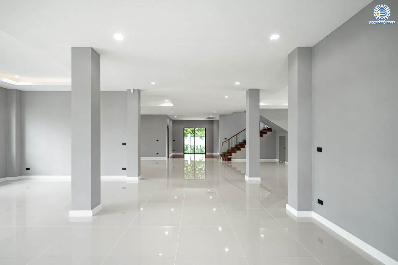 บ้านเดี่ยวหลังใหญ่ติดทะเลสาบ โครงการ กฤษดานคร20 ปิ่นเกล้า-บรมราชชนนี บนเนื้อที่กว้างถึง 337 ตร.ว. ตกแต่งด้วยวัสดุเกรดพรีเมี่ยม พร้อมสวน พื้นที่ใช้สอย 1,428.25 ตร.ม. ฟังก์ชัน 4 ห้องนอน 5 ห้องน้ำ 1 ห้องอเนกประสงค์ 2 ห้องแม่บ้าน 4 ที่จอดรถ และเปลี่ยนระบบไฟฟ้า ประปา สุขาภิบาล บนทำเลติดถนนบรมราชชนนี เชื่อมต่อทุกการเดินทาง ใกล้ ม.มหิดล และเพียง 10 นาทีถึงเซ็นทรัล ปิ่นเกล้า