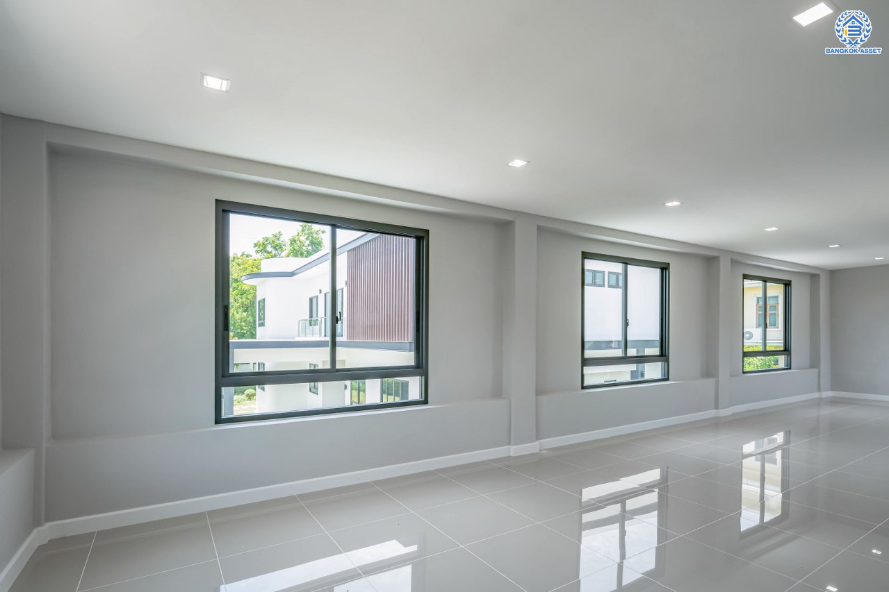 บ้านเดี่ยวหลังใหญ่ติดทะเลสาบ โครงการ กฤษดานคร20 ปิ่นเกล้า-บรมราชชนนี บนเนื้อที่กว้างถึง 337 ตร.ว. ตกแต่งด้วยวัสดุเกรดพรีเมี่ยม พร้อมสวน พื้นที่ใช้สอย 1,428.25 ตร.ม. ฟังก์ชัน 4 ห้องนอน 5 ห้องน้ำ 1 ห้องอเนกประสงค์ 2 ห้องแม่บ้าน 4 ที่จอดรถ และเปลี่ยนระบบไฟฟ้า ประปา สุขาภิบาล บนทำเลติดถนนบรมราชชนนี เชื่อมต่อทุกการเดินทาง ใกล้ ม.มหิดล และเพียง 10 นาทีถึงเซ็นทรัล ปิ่นเกล้า