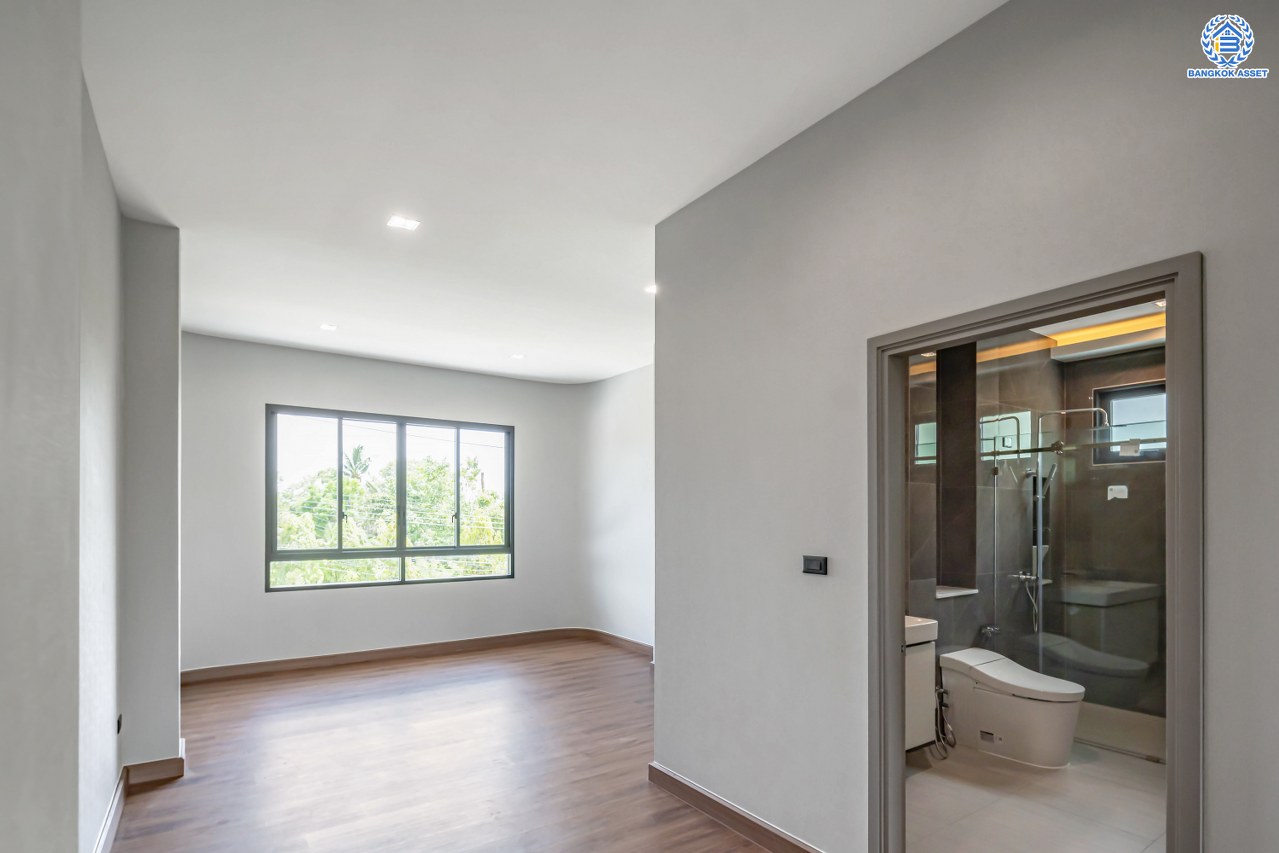 บ้านเดี่ยวหลังใหญ่ติดทะเลสาบ โครงการ กฤษดานคร20 ปิ่นเกล้า-บรมราชชนนี บนเนื้อที่กว้างถึง 337 ตร.ว. ตกแต่งด้วยวัสดุเกรดพรีเมี่ยม พร้อมสวน พื้นที่ใช้สอย 1,428.25 ตร.ม. ฟังก์ชัน 4 ห้องนอน 5 ห้องน้ำ 1 ห้องอเนกประสงค์ 2 ห้องแม่บ้าน 4 ที่จอดรถ และเปลี่ยนระบบไฟฟ้า ประปา สุขาภิบาล บนทำเลติดถนนบรมราชชนนี เชื่อมต่อทุกการเดินทาง ใกล้ ม.มหิดล และเพียง 10 นาทีถึงเซ็นทรัล ปิ่นเกล้า