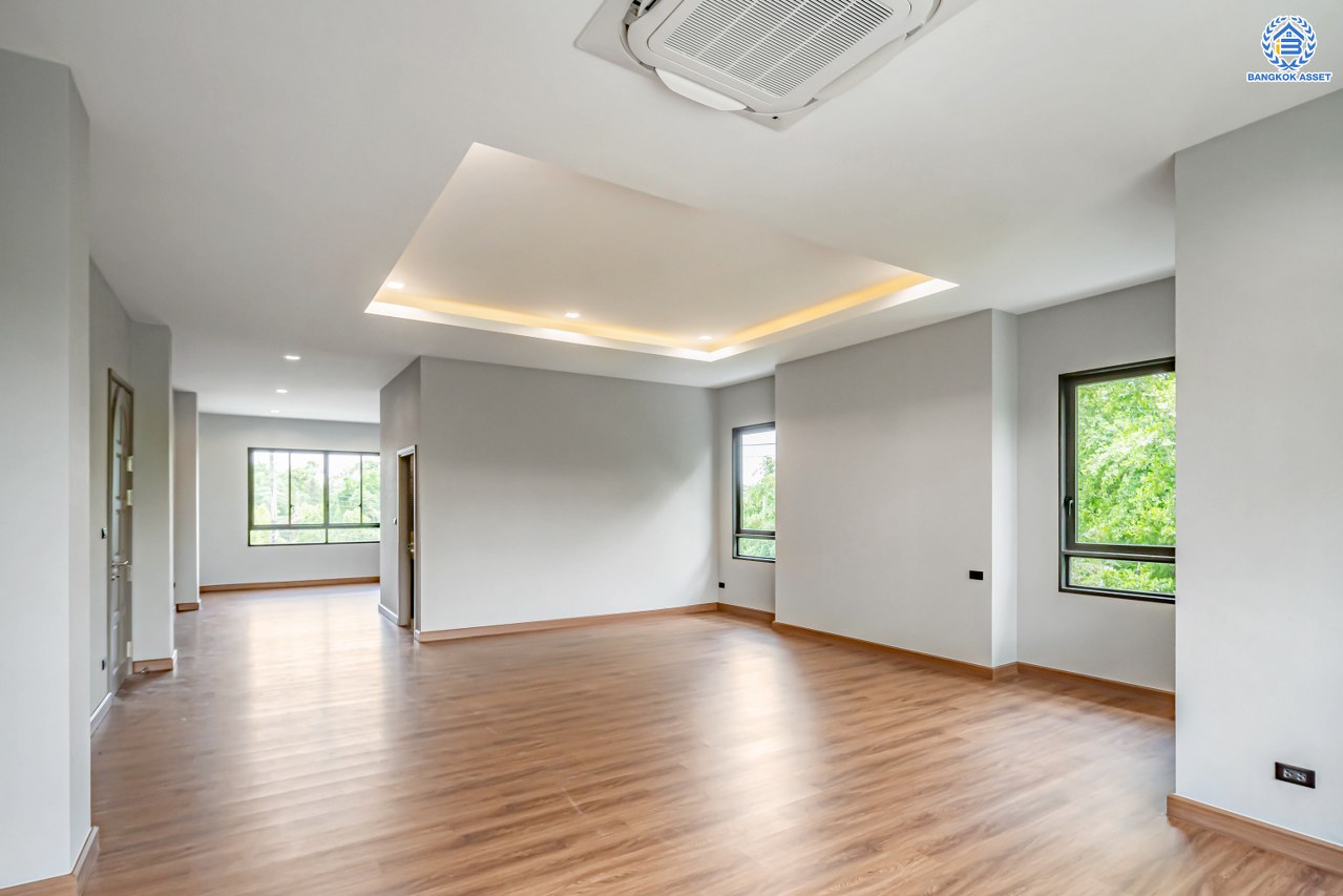 บ้านเดี่ยวหลังใหญ่ติดทะเลสาบ โครงการ กฤษดานคร20 ปิ่นเกล้า-บรมราชชนนี บนเนื้อที่กว้างถึง 337 ตร.ว. ตกแต่งด้วยวัสดุเกรดพรีเมี่ยม พร้อมสวน พื้นที่ใช้สอย 1,428.25 ตร.ม. ฟังก์ชัน 4 ห้องนอน 5 ห้องน้ำ 1 ห้องอเนกประสงค์ 2 ห้องแม่บ้าน 4 ที่จอดรถ และเปลี่ยนระบบไฟฟ้า ประปา สุขาภิบาล บนทำเลติดถนนบรมราชชนนี เชื่อมต่อทุกการเดินทาง ใกล้ ม.มหิดล และเพียง 10 นาทีถึงเซ็นทรัล ปิ่นเกล้า