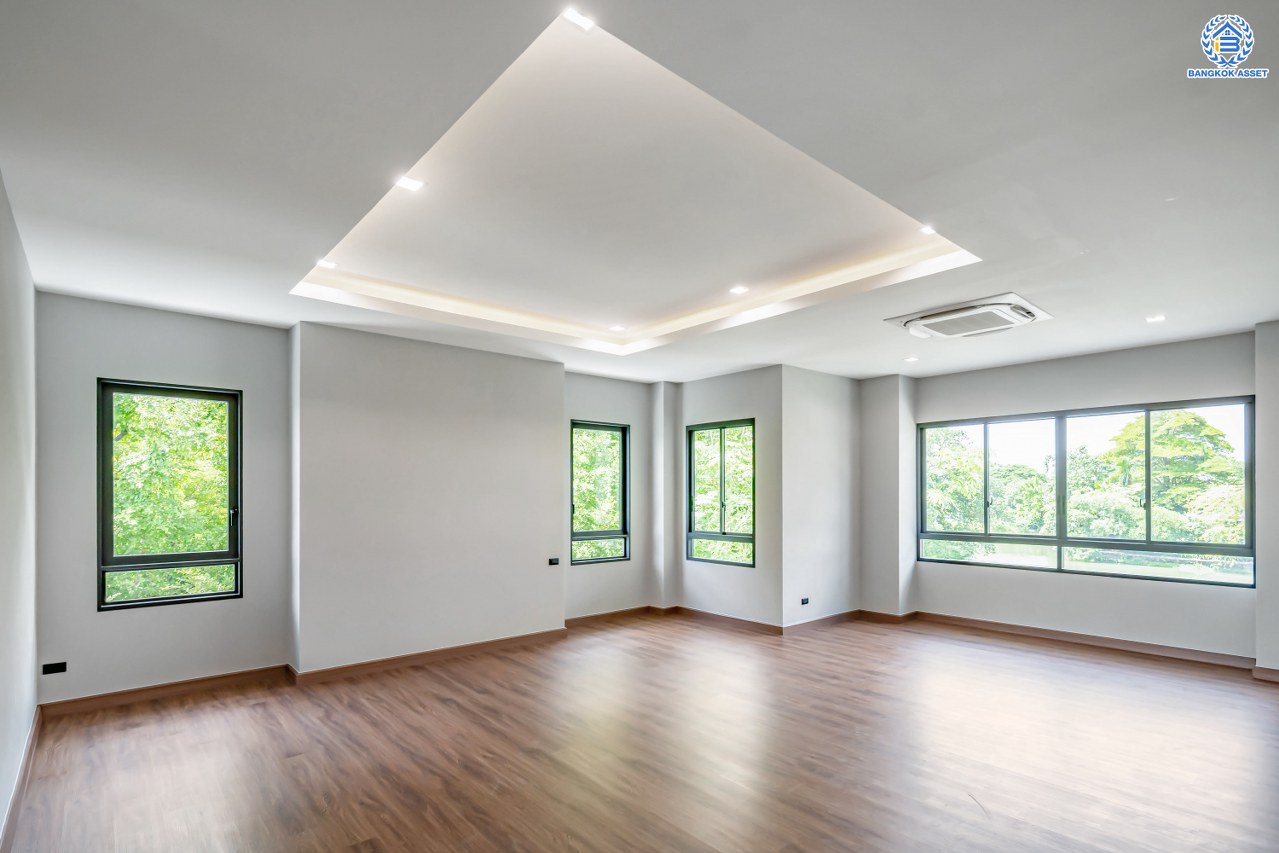 บ้านเดี่ยวหลังใหญ่ติดทะเลสาบ โครงการ กฤษดานคร20 ปิ่นเกล้า-บรมราชชนนี บนเนื้อที่กว้างถึง 337 ตร.ว. ตกแต่งด้วยวัสดุเกรดพรีเมี่ยม พร้อมสวน พื้นที่ใช้สอย 1,428.25 ตร.ม. ฟังก์ชัน 4 ห้องนอน 5 ห้องน้ำ 1 ห้องอเนกประสงค์ 2 ห้องแม่บ้าน 4 ที่จอดรถ และเปลี่ยนระบบไฟฟ้า ประปา สุขาภิบาล บนทำเลติดถนนบรมราชชนนี เชื่อมต่อทุกการเดินทาง ใกล้ ม.มหิดล และเพียง 10 นาทีถึงเซ็นทรัล ปิ่นเกล้า